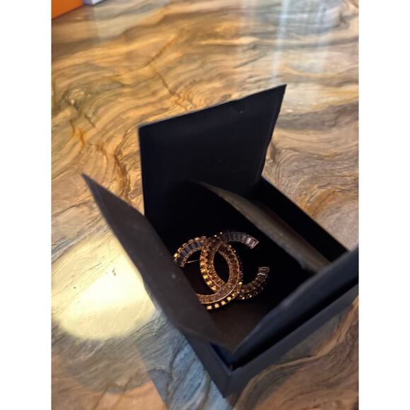 2025 Chanel Broach - Interlocking C - Picture 8 of 9